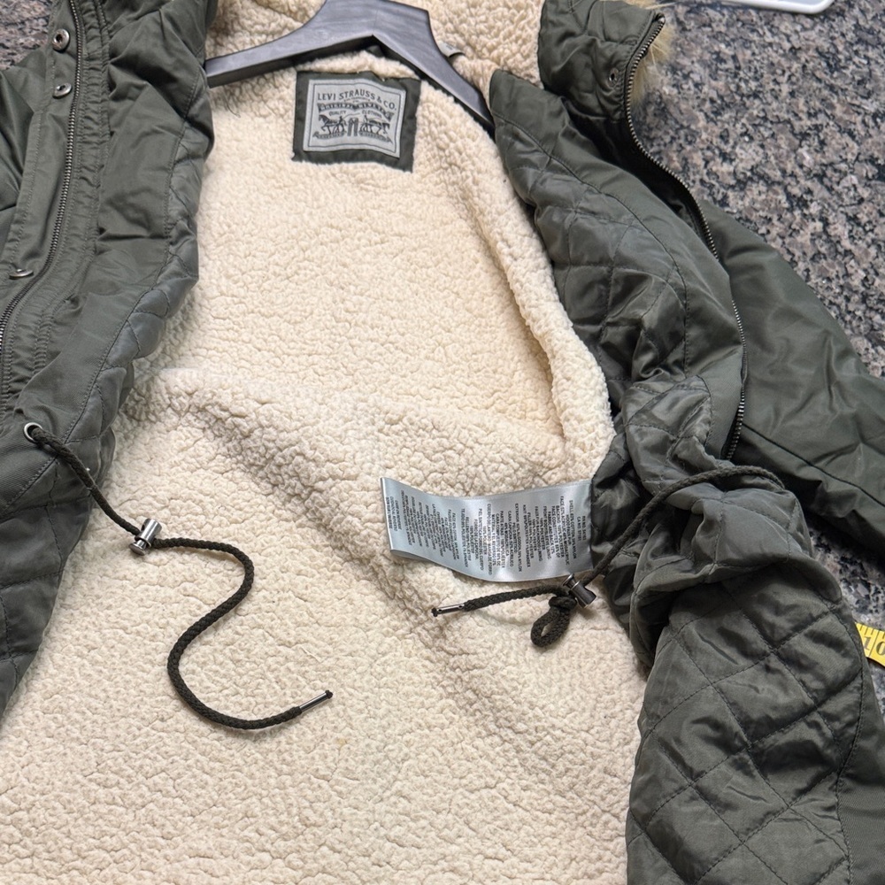 Levi's Women's Olive Utility Jacket with Faux Fur Trim EUC S - Picture 10 of 11